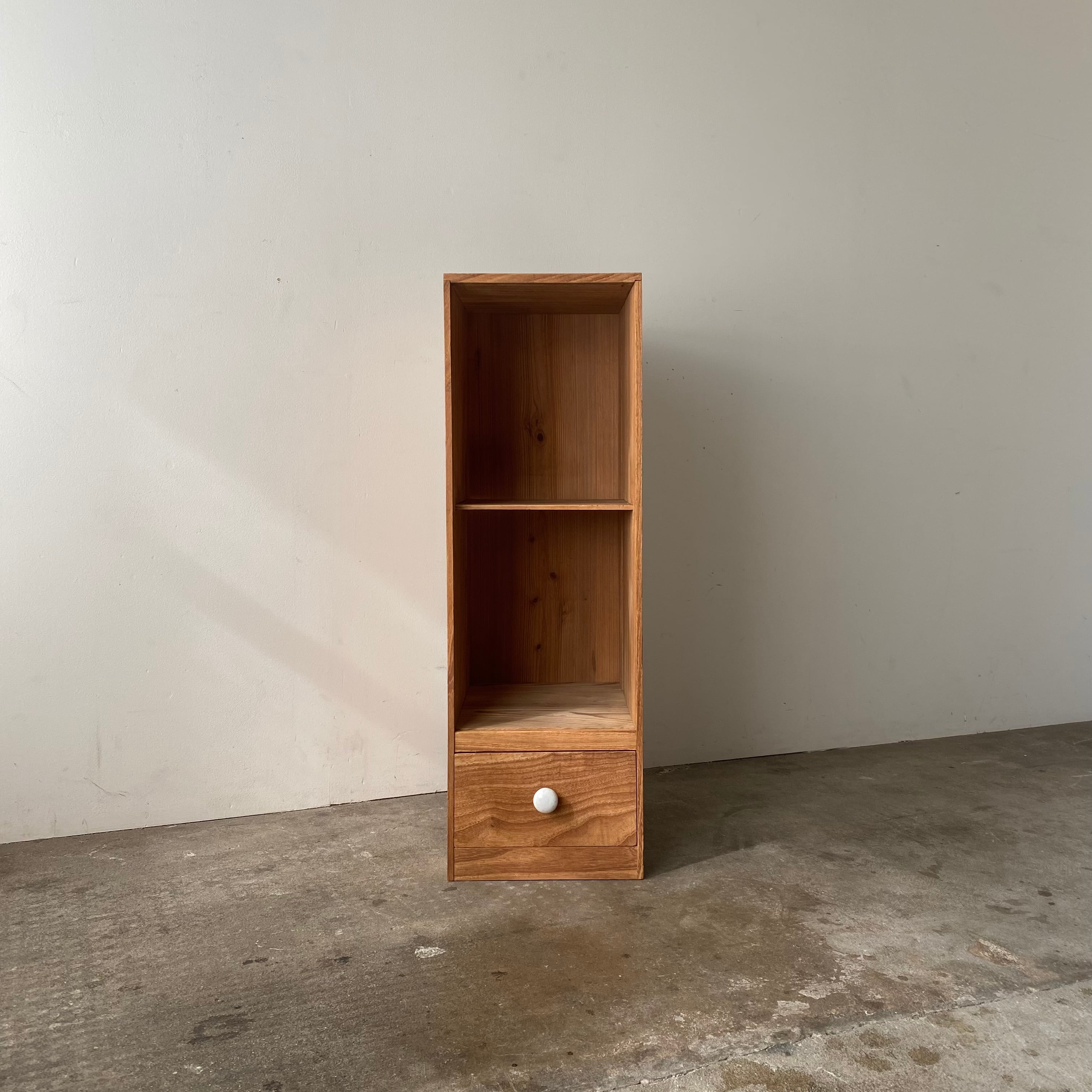 引き出しつきの収納棚　0988