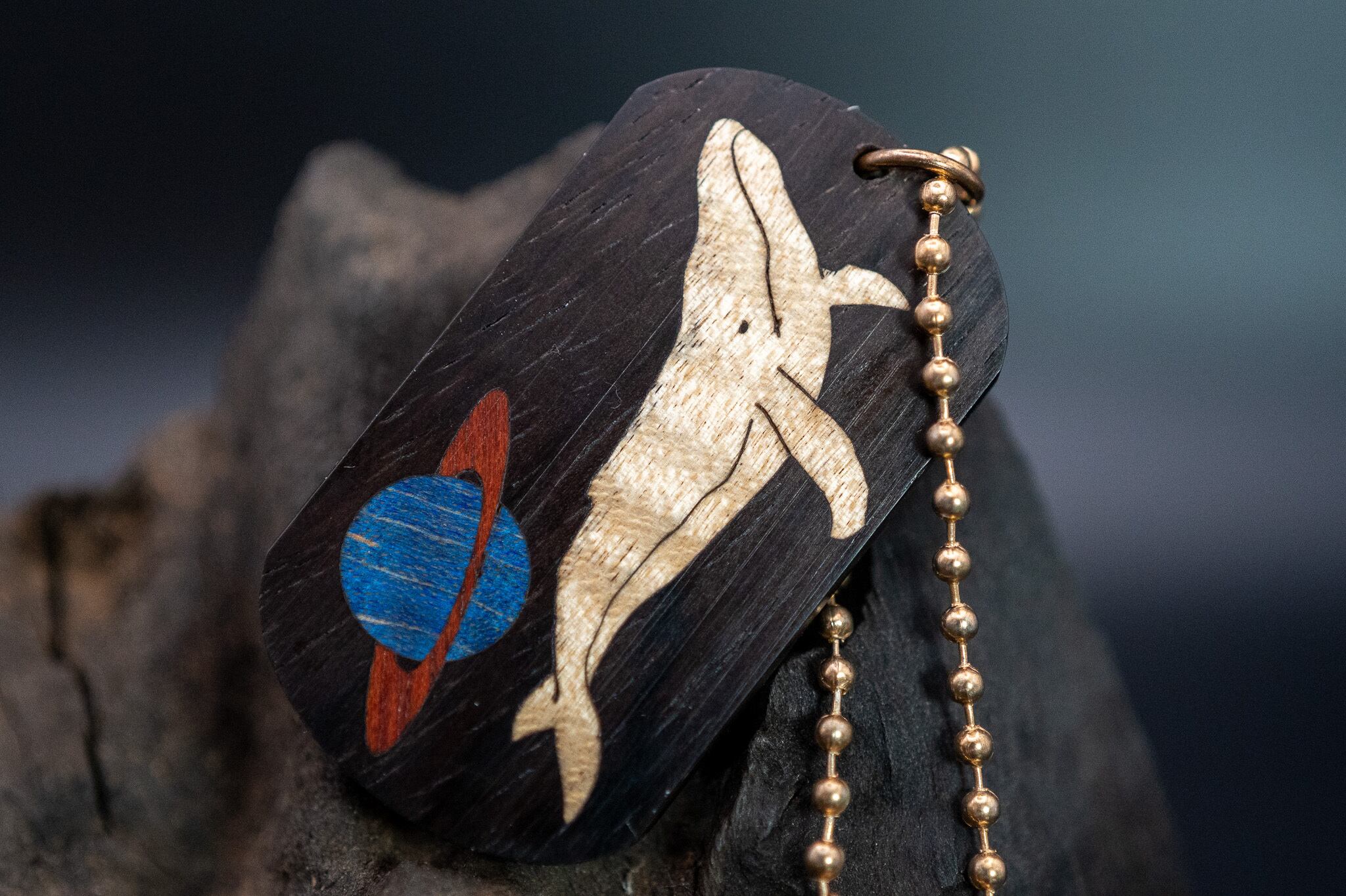 【音楽業界屈指の銘木】 ハカランダ ドッグタグ 象嵌 勇魚と惑星