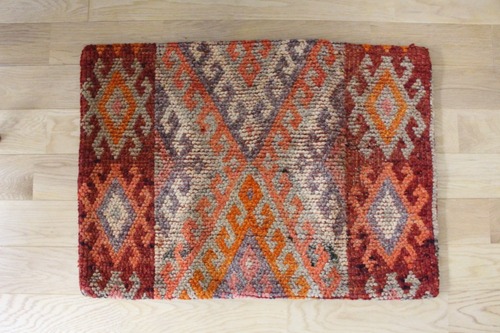 やさしい色合いオレンジ色の古い絨毯のクッションカバー50x70cm