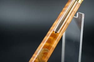 【日本が誇る銘木】 杉 縮杢 沈金 木を登るカナヘビ gold BP