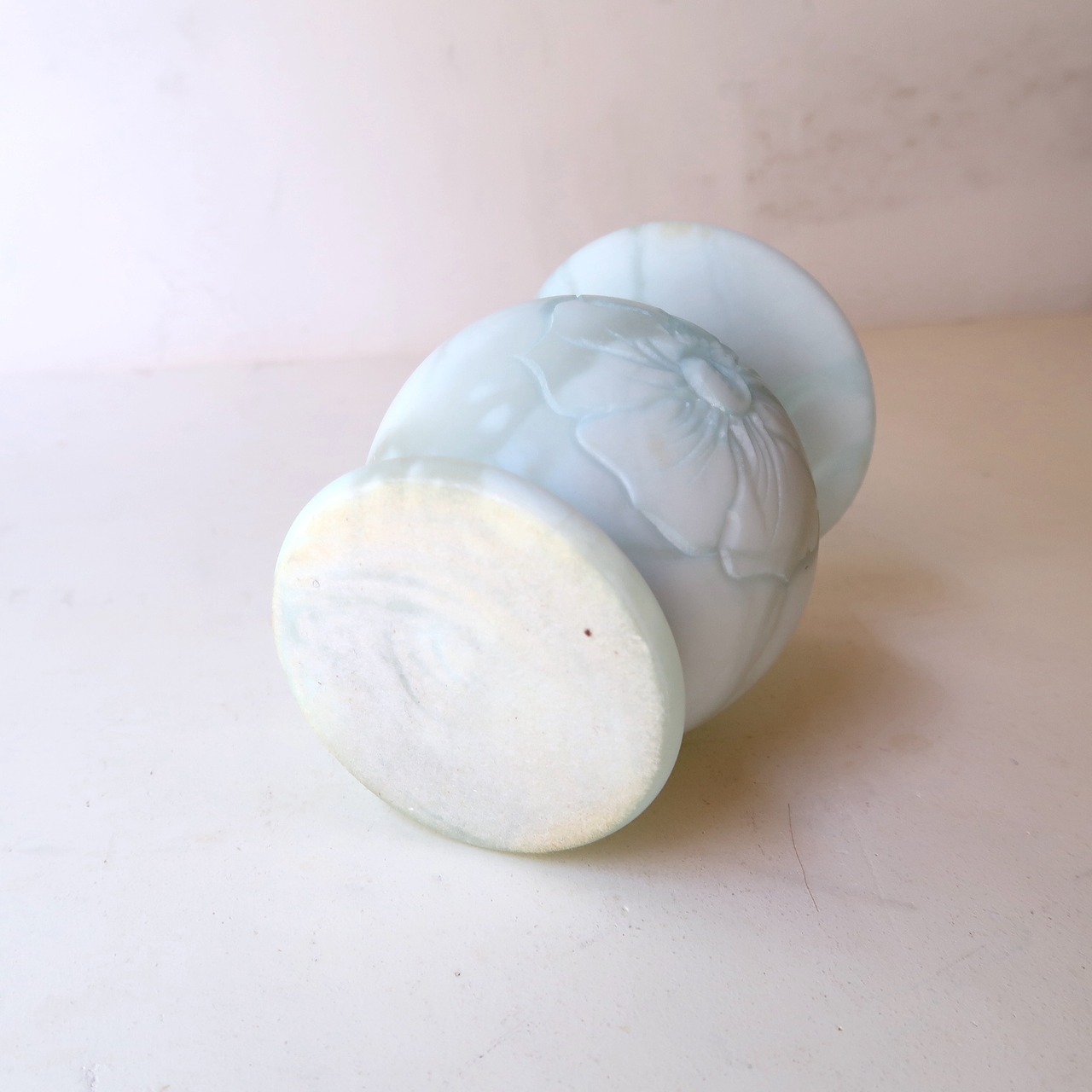 ブルーホワイトな石の花瓶