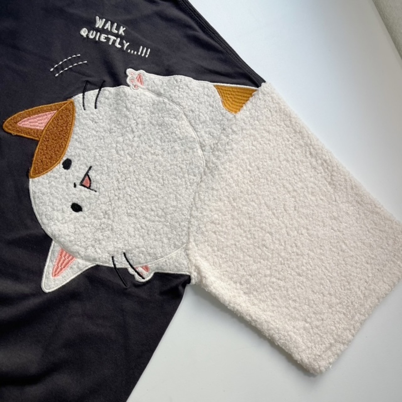 【新色】袖刺繍 ネコ Tシャツ ゆるだぼ ユニセックス – 猫好き必見の大人可愛い半袖トップス - 12