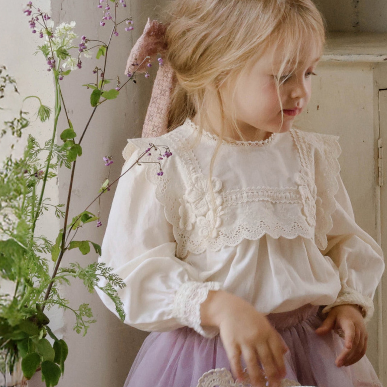 秋花付きブラウス