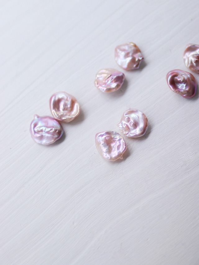 baroque pearl button (ss/pink) accessory