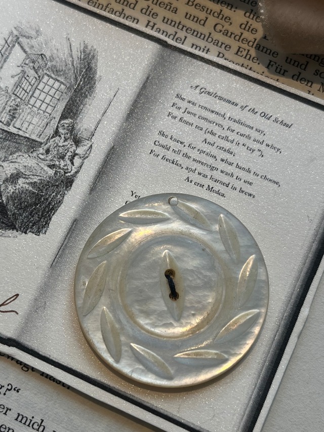 【ヴィンテージ ボタン】マザーオブパール ボタン 約3.6cm アンティークパーツ ハンドメイド素材に／1個