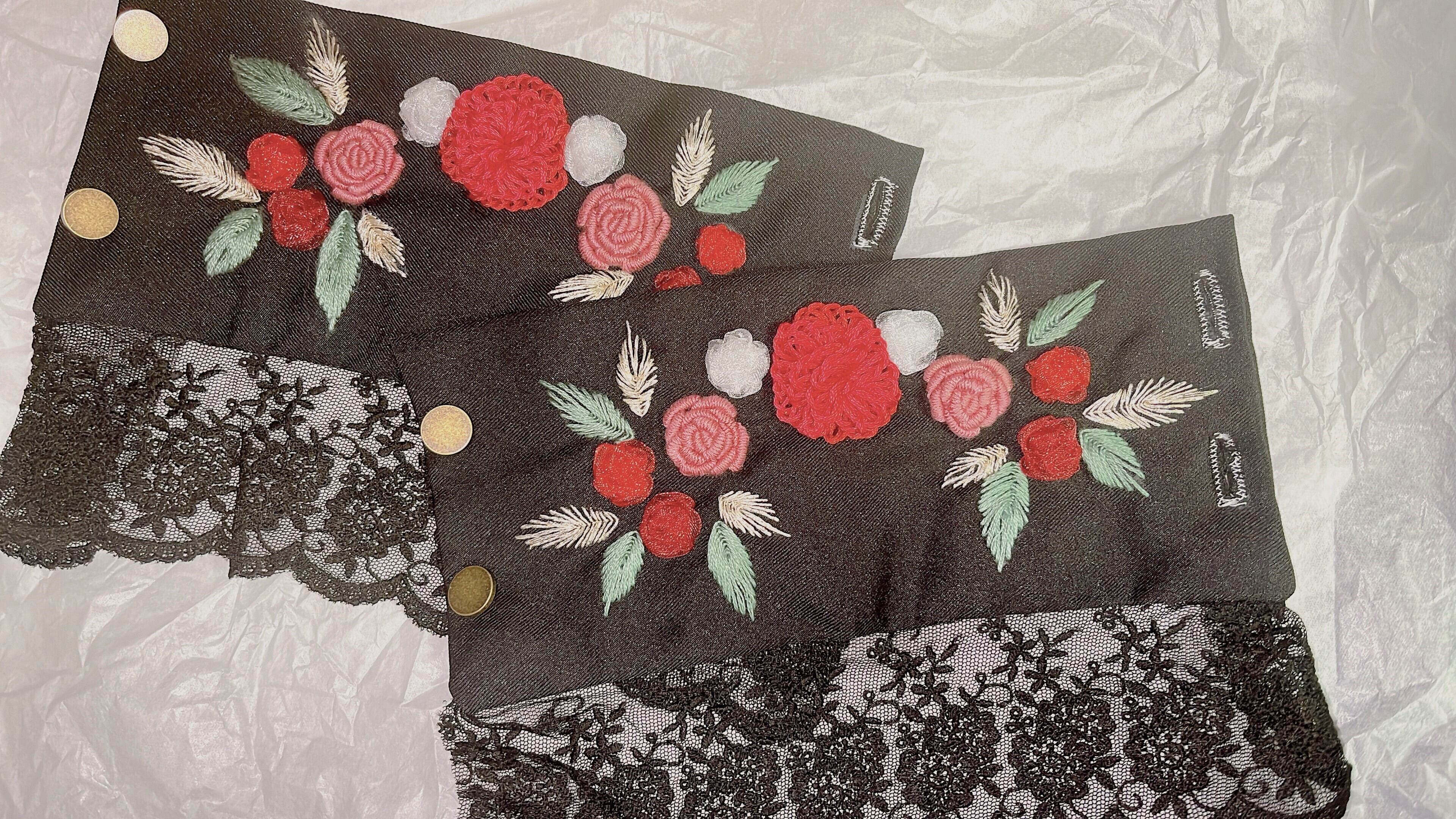 花刺繍カフス 赤×黒 | Atelier de Fleurêve