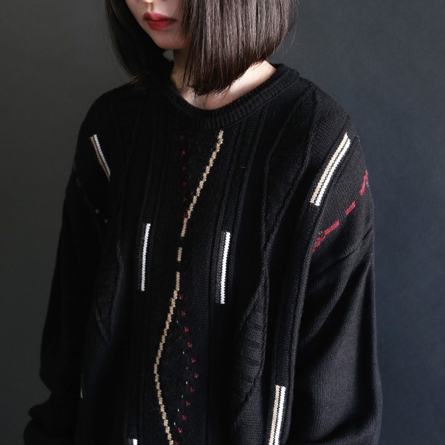 3D knit and color line black mode loose sweater