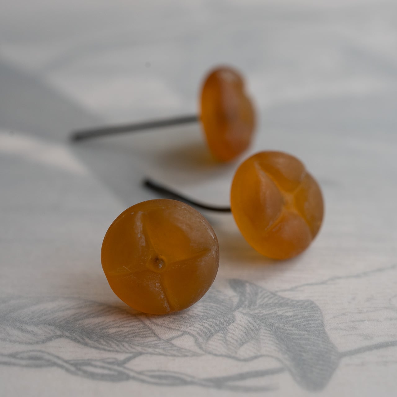 1940's フランス、ハンドメイドのヘッドピン (フロストアンバー・2コ)