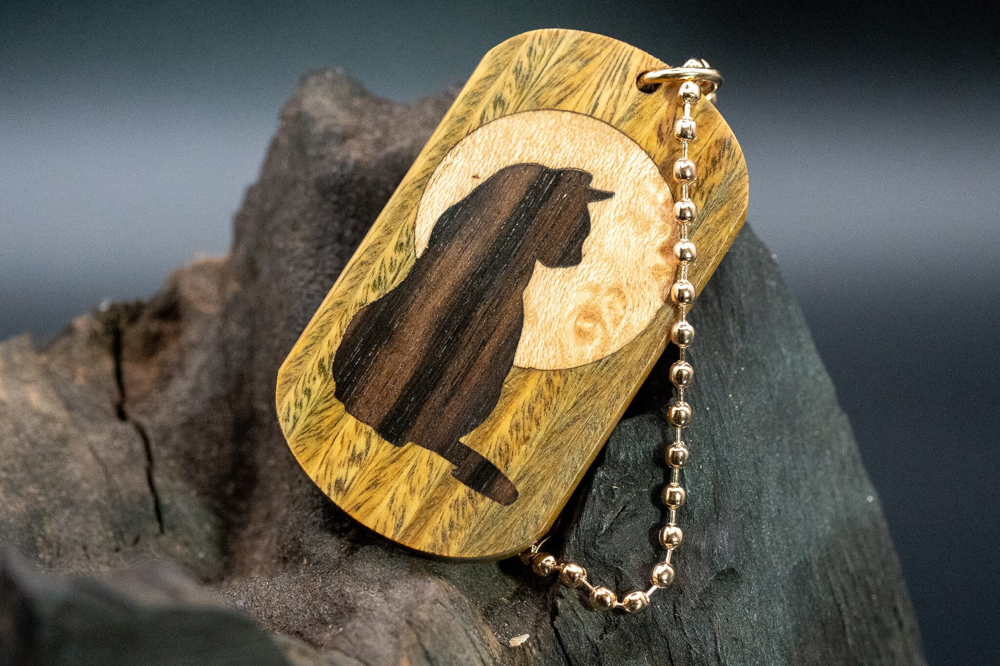 【翡翠の木】パロサント ドッグタグ 象嵌 横を向く上品な猫