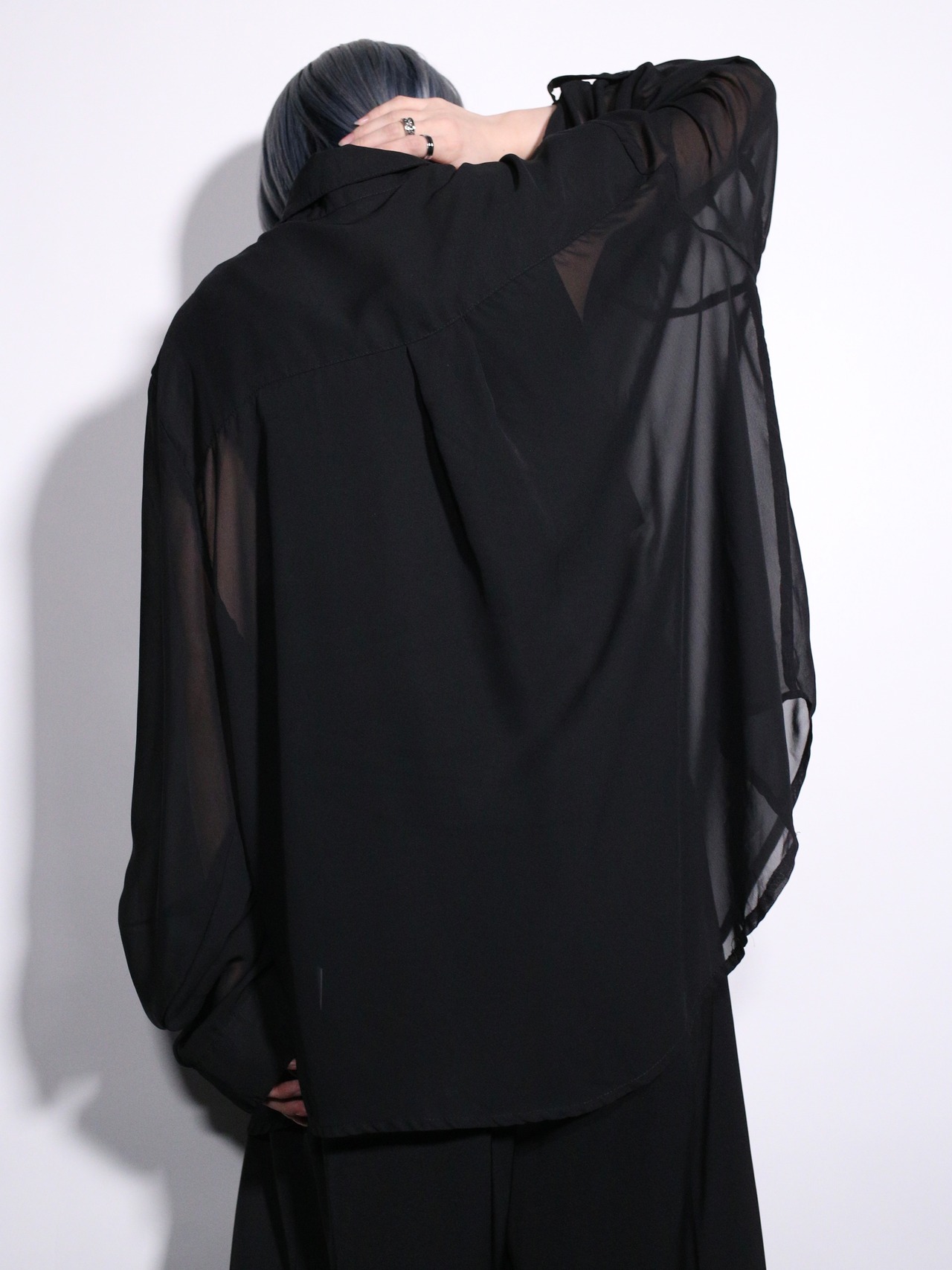 black×crystal decoration design over silhouette sheer shirt - 6