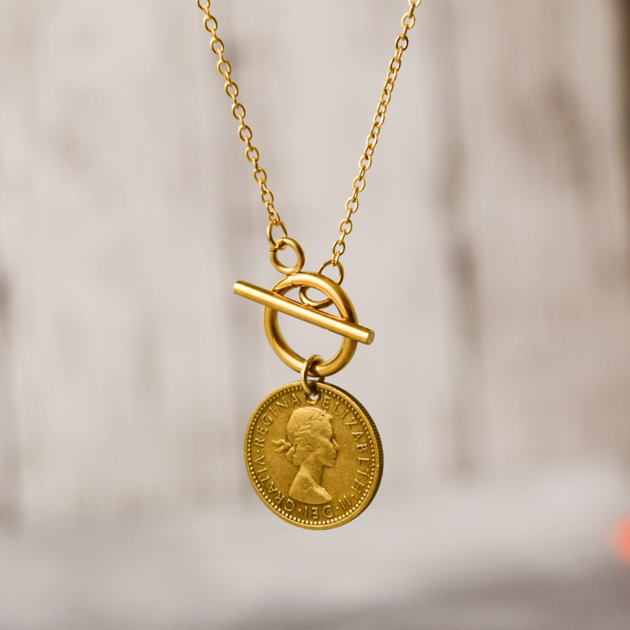 シックスペンス コイン トグル ネックレス ゴールド