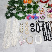 フラダンス 小物 まとめ売り 70点以上 セット レイ フラワーレイ パレオ クウペエ ネックレス シェルレイ ククイ イリマ 白 黄 緑 紫 赤 ピンク カラフル アクセサリー ヘアクリップ ヘアアクセサリー タヒチアン ホワイト系 レッド系 ピンク系