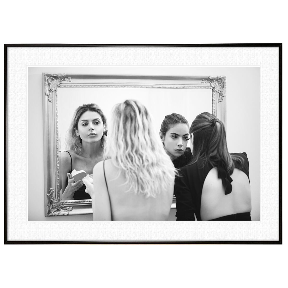 人物写真 鏡の前で化粧をする女性 インテリアアートフォト モノクロポスター額装 AS4379