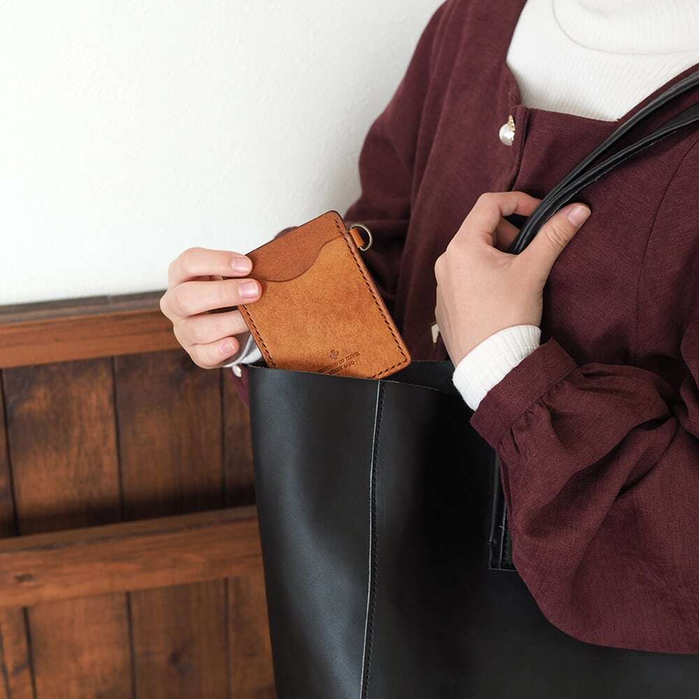 入れたまま使える ICカードケース【ブラック】 | 革小物ブランド