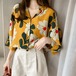 【送料無料】 花柄シャツ トップス シャツ l 半袖 Vネック 襟付き シフォン 前開き かわいい 大人可愛い シンプル カジュアル 大人 おしゃれ お洒落 ラフ メンズライク ボーイッシュ 個性的 花柄 小花柄 フラワー 春 夏 10代 20代 30代 レディース 学生 通学 デート お出かけ 女子会 休日 着回し 普段使い 重ね着 韓国 韓国系 オルチャン 色展開 青 ブル