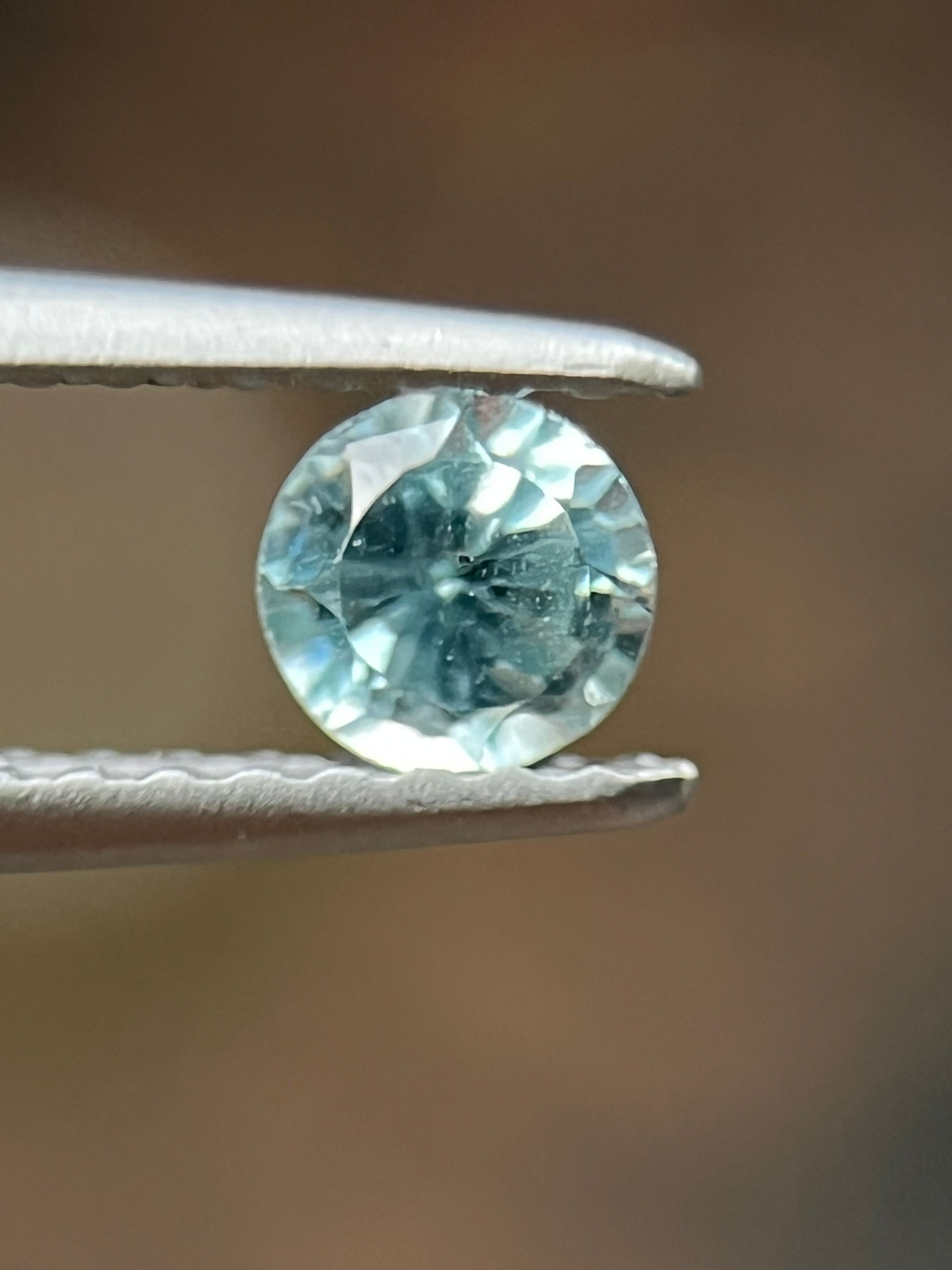手芸素材・材料 ロシア産合成ルチル 新品ルース 0.71ct 青色