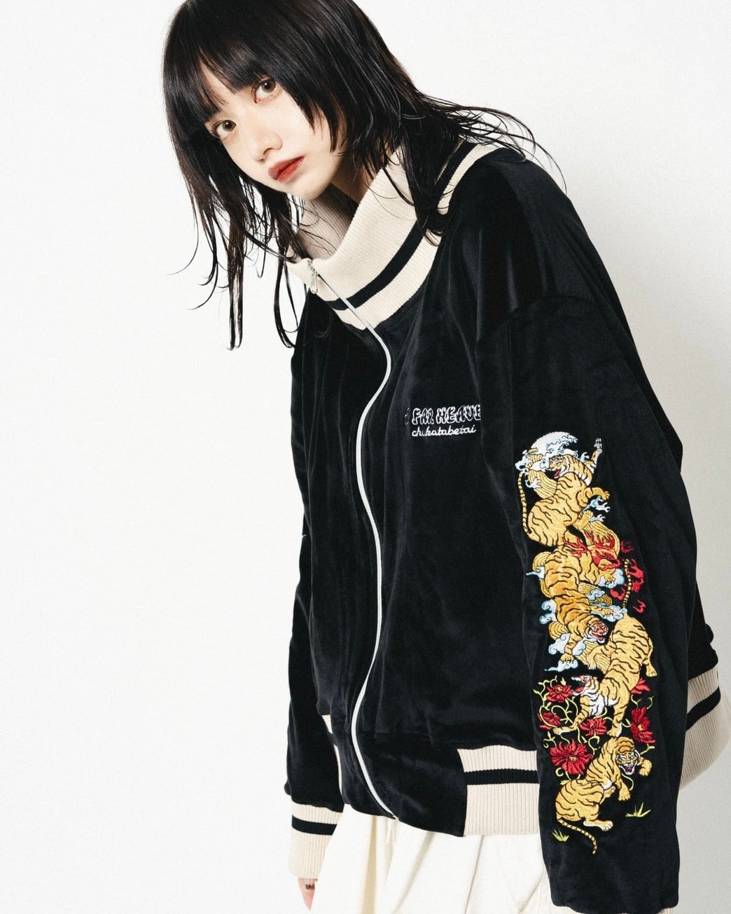 チュウカタベタイ Tiger track crop jacket