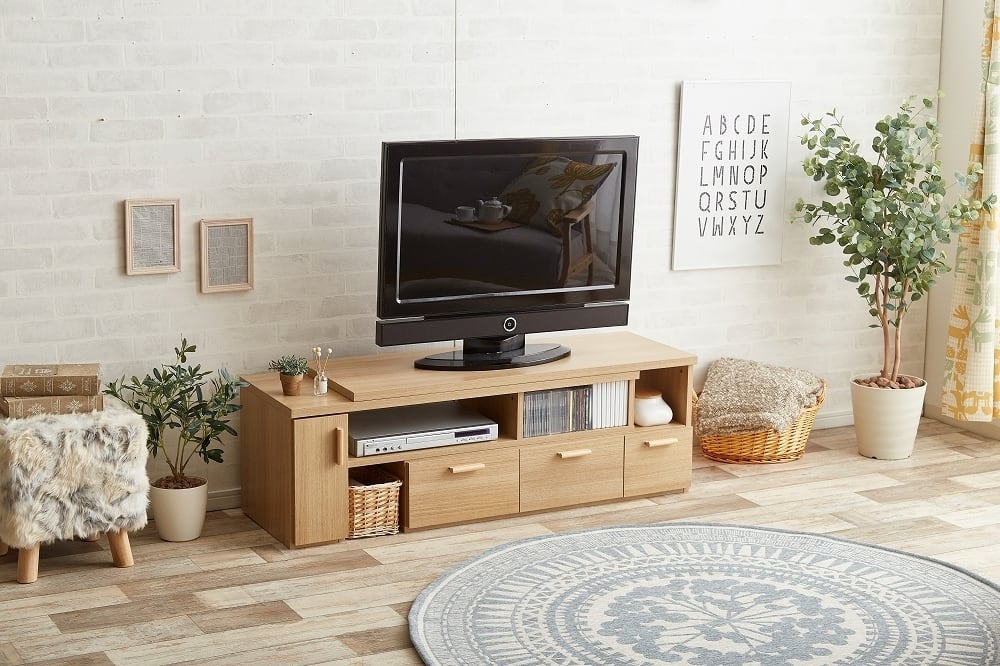 木目調に目が惹かれるローボードな伸縮型テレビボード (ナチュラル