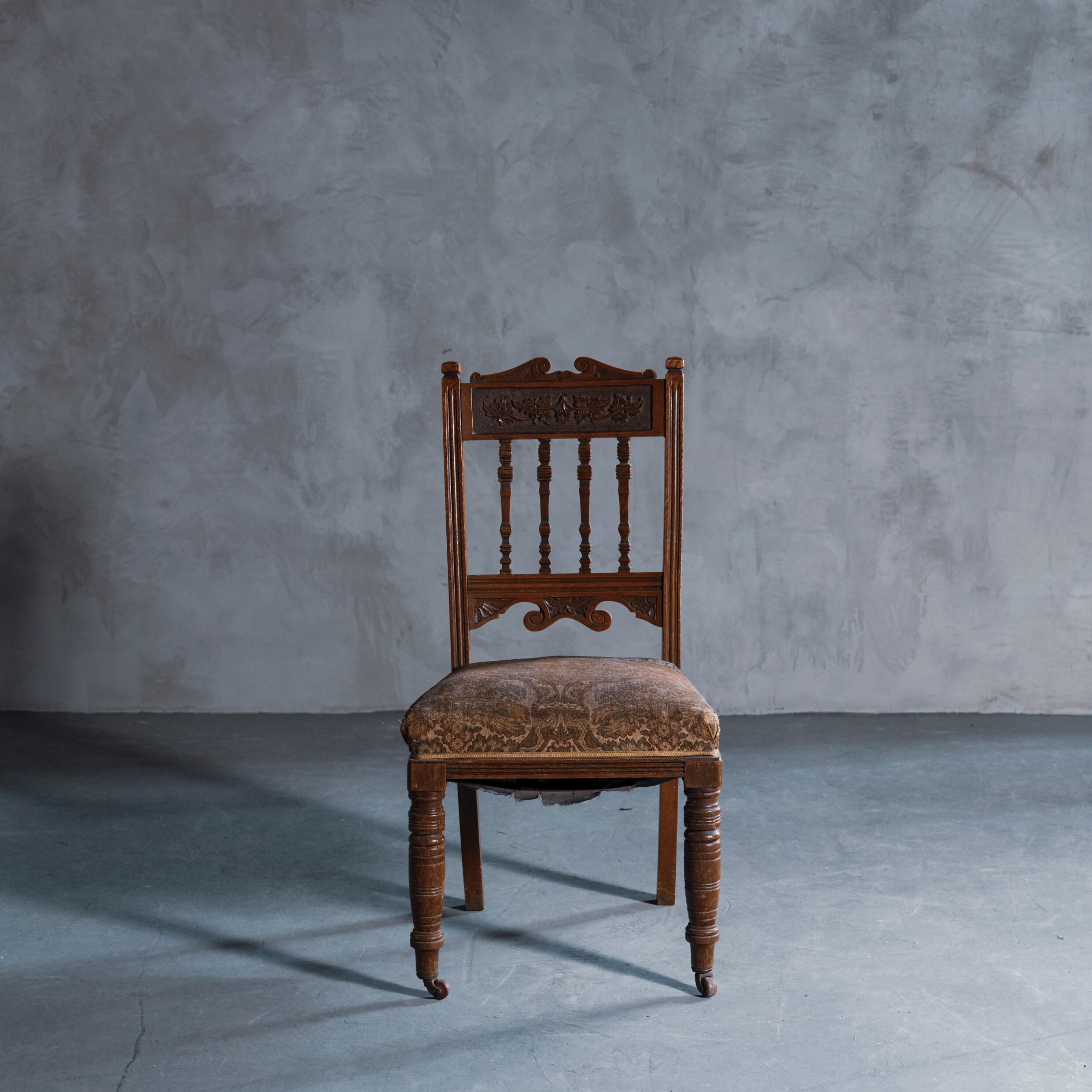 チェア/アンティークチェアー/フランス家具/椅子/ブラウンチェアー/花柄シート/キャスター付きイス