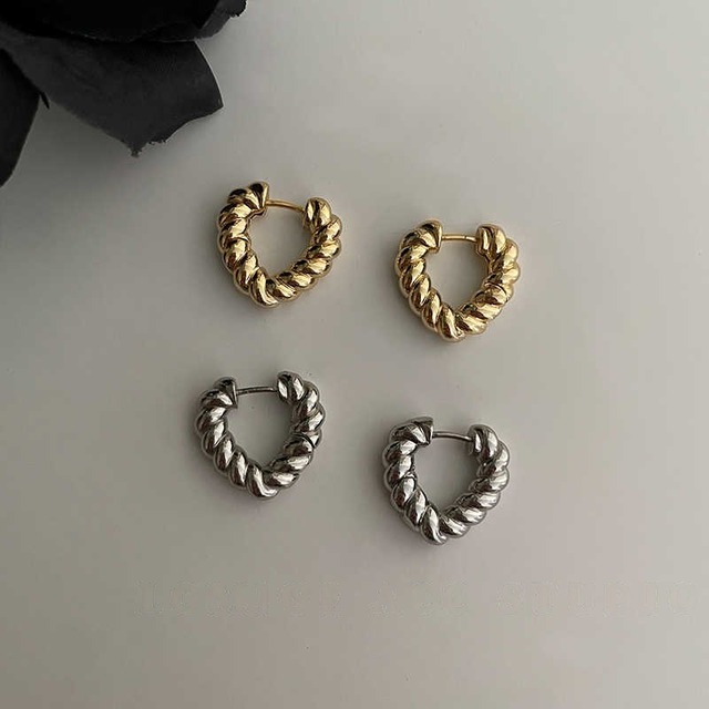 Twist heart design pierce 2 colors　V2010