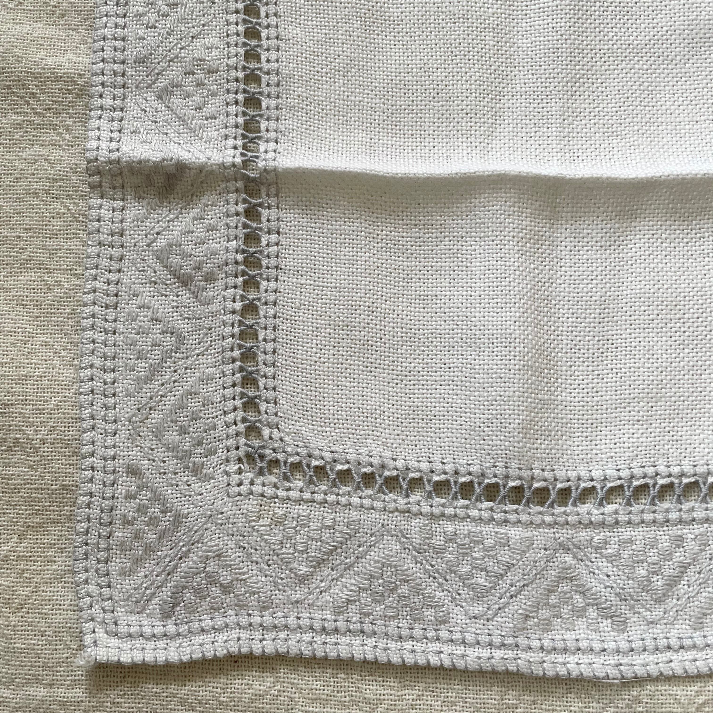 白地に淡いグレーの刺繍布