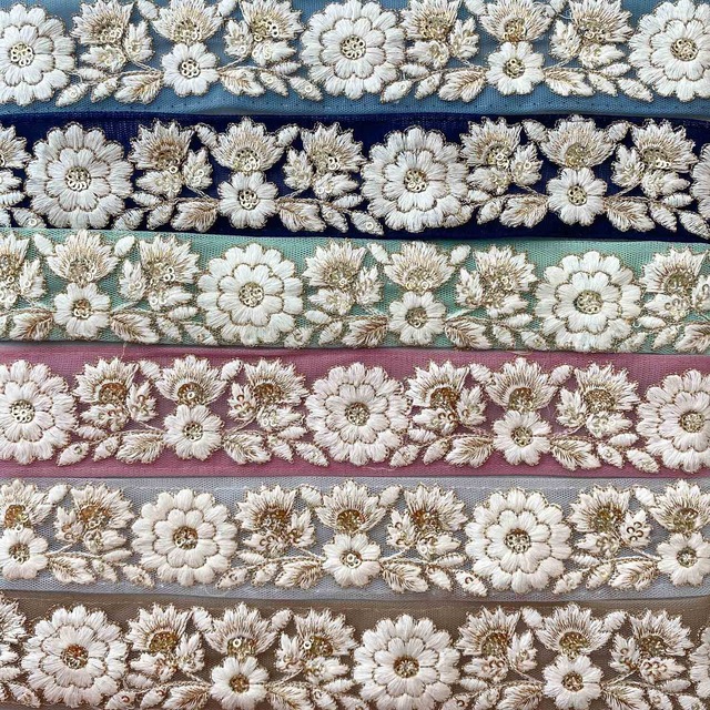 〈再入荷〉スパンコールと丸白お花チュール刺繍リボン（1mカット）