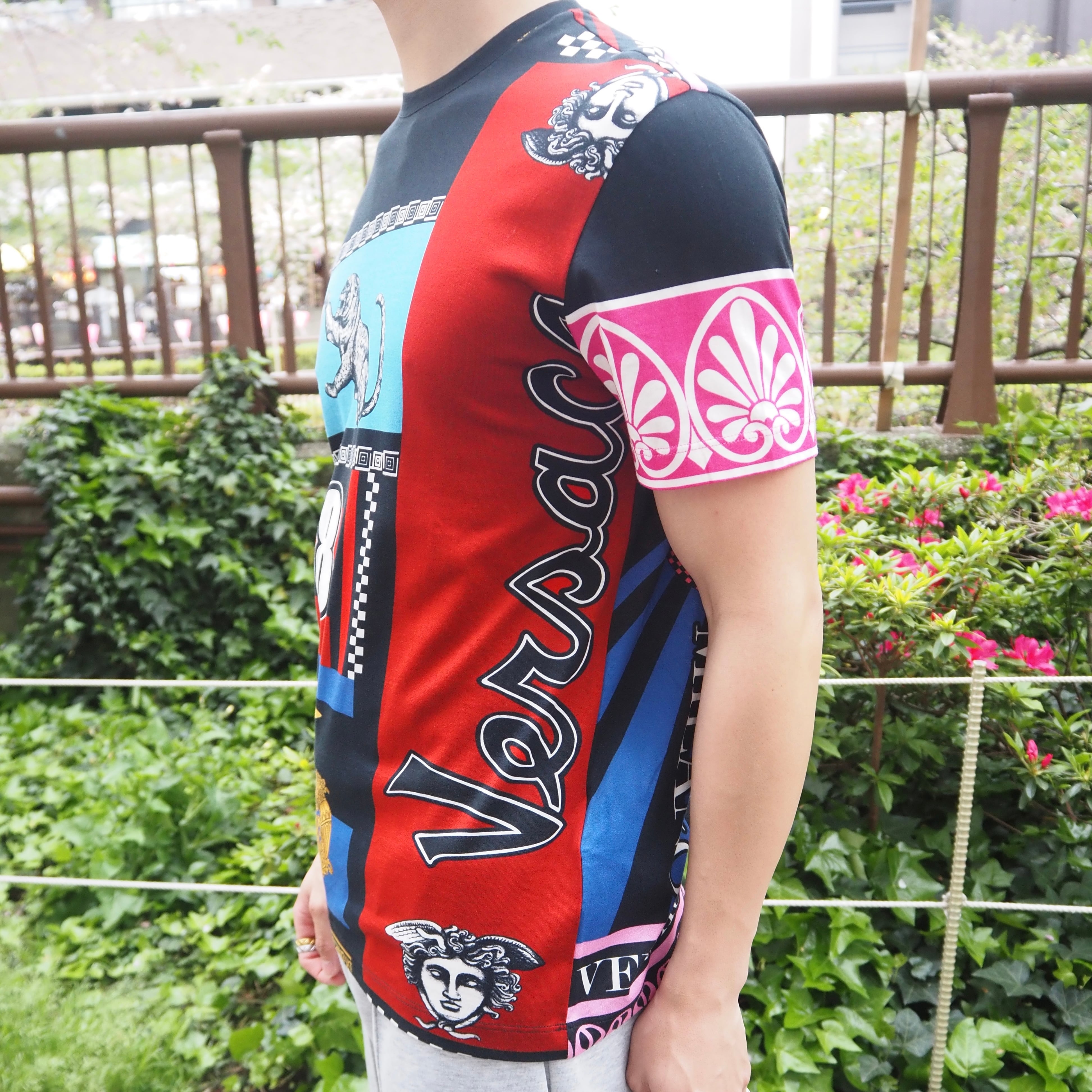 ヴェルサーチ ヴェルサーチェ Tシャツ カットソー オールド総柄 半袖 ヴェルサーチェ Versace Tシャツ 半袖 トップス 刺繍入り メドゥーサ