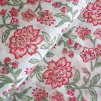 ブロックプリント生地【50cm単位】インド綿 片耳デザイン付き 花柄B 白×赤×ピンク #54922-WT2