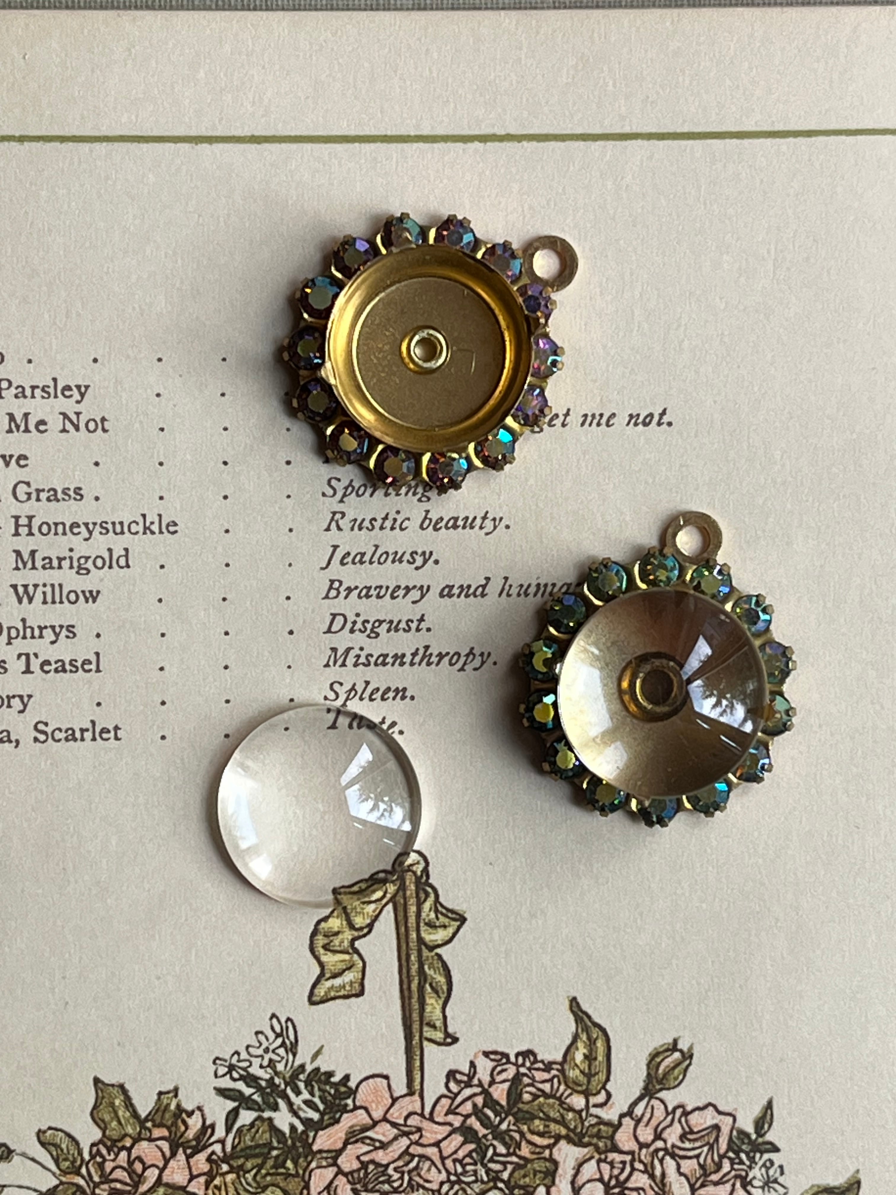 【ヴィンテージ スワロフスキー チャーム】オーロラ シャドーbox アンティーク風 ハンドメイド素材 x/約2.5(フープ込み)×厚み1cm