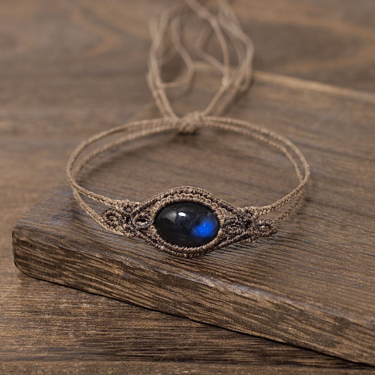 【一点物】ブラックラブラドライトのルースを包んだ2連アームのマクラメブレスレットNo.2