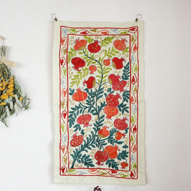 【1点もの】スザニ刺繍 タペストリー 47×85 ザクロ オレンジ レッド ＊ ウズベキスタン ハンドメイド 刺繍 ナチュラル インテリア 北欧インテリア 大きめ フォークロア オリエンタル アンティーク