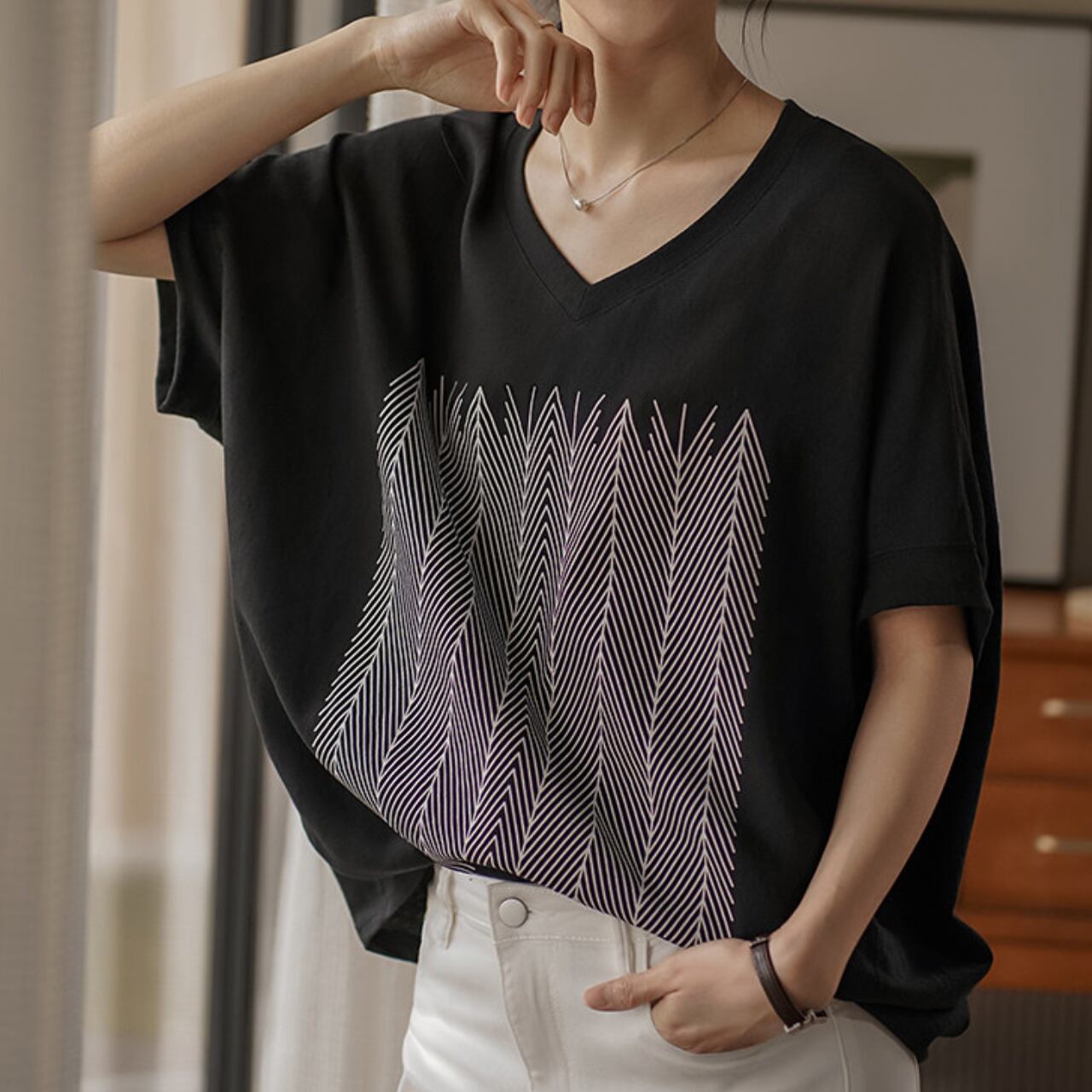 コントラストグラフィック ドルマンVネックTシャツ 3585