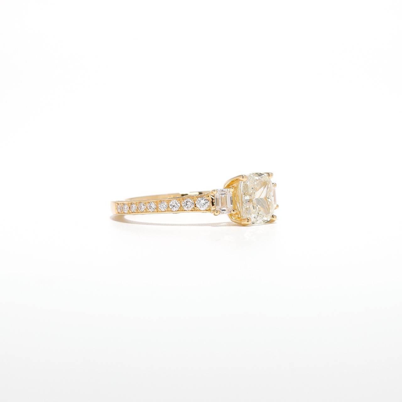 ベリーライトイエローダイヤモンド デザインリング K18 / IF / 1.01ct / 0.119ct / 0.52ct