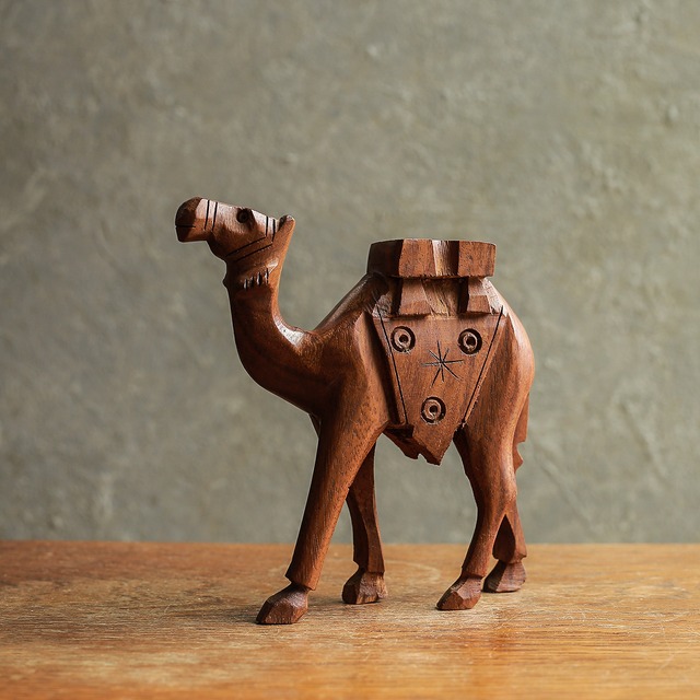 木の温もりを感じる、味わい深いラクダ 2