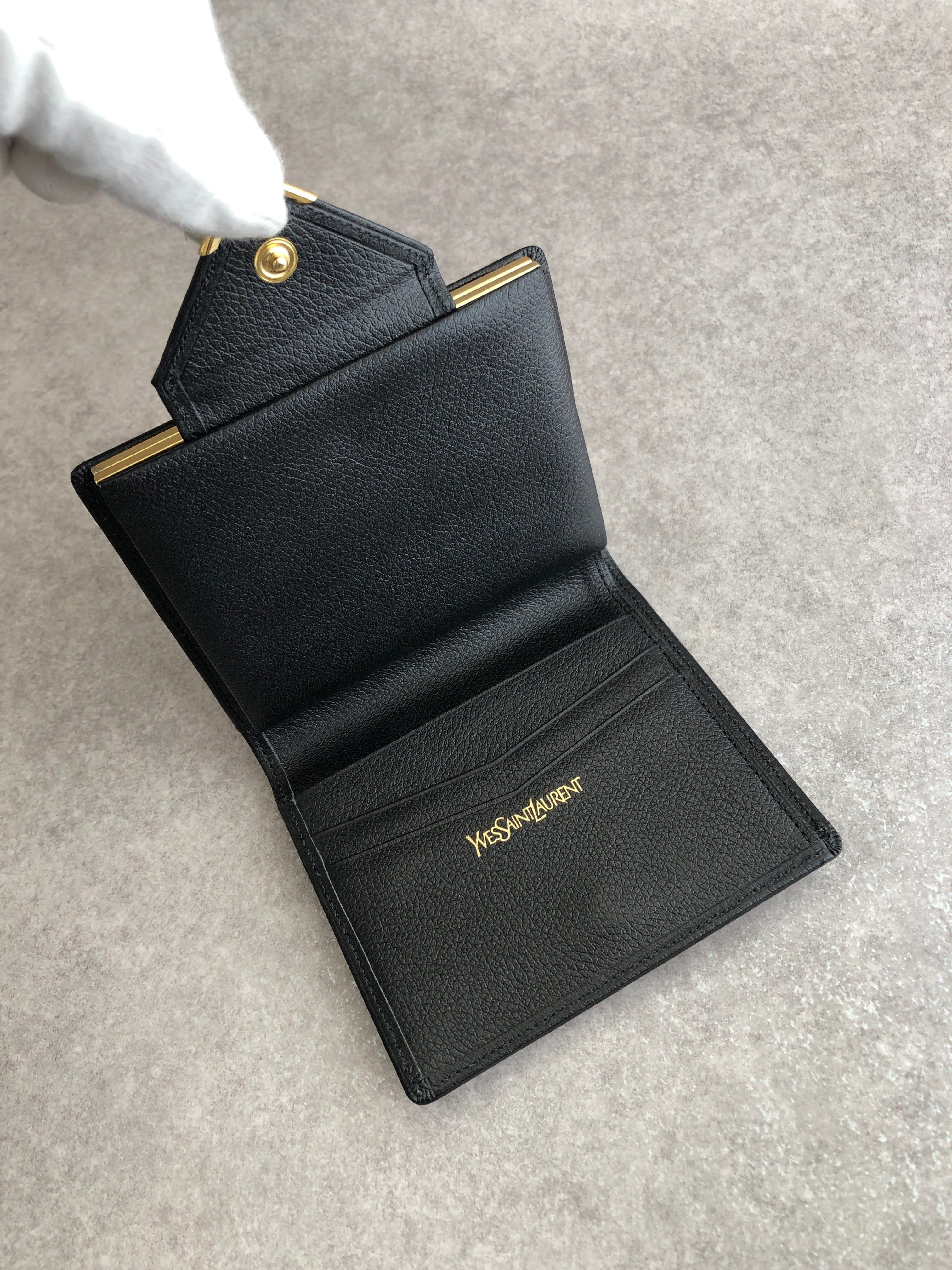 Yves Saint Laurent イヴ・サンローラン 財布 ブラック YSL レザー 二