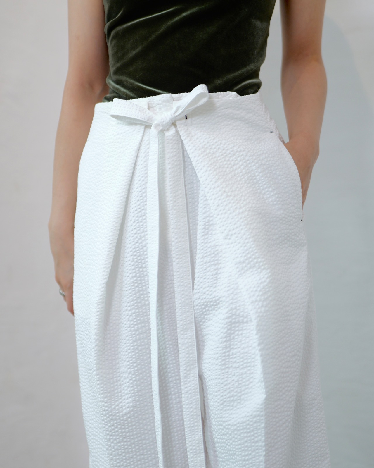 FOURAM - SHEER SEERSUCKER HAKAMA PANTS ：WHITE｜シアーサッカー／袴パンツ／USコットン混／フロントアジャスト／セットアップ対応