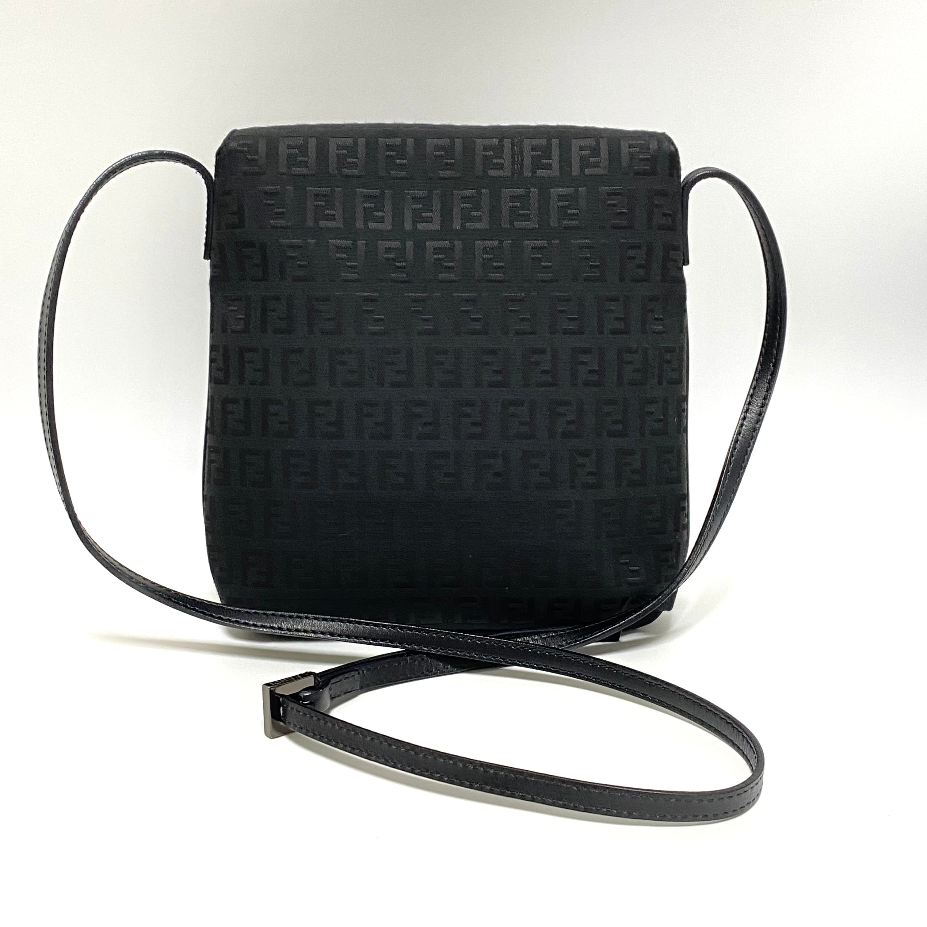 FENDI フェンディ ズッキーノ マンマバケット ショルダーバッグ