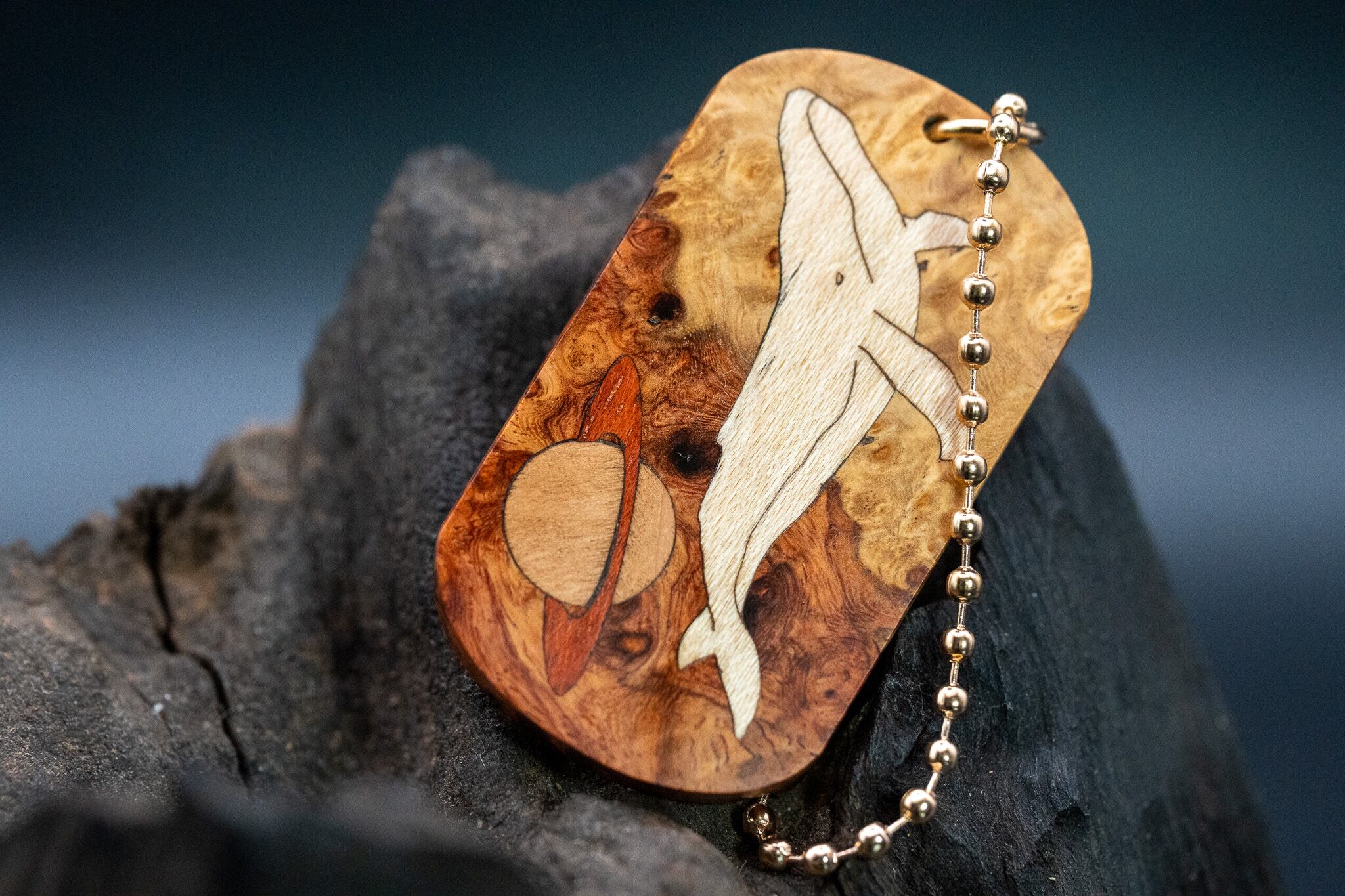 【朱色の銘木】本花梨瘤 紅白 ドッグタグ 象嵌 勇魚と惑星