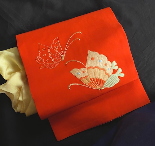〈蝶模様の名古屋帯〉SALE 朱赤　塩瀬　普段着の帯　刺繍　トールサイズ