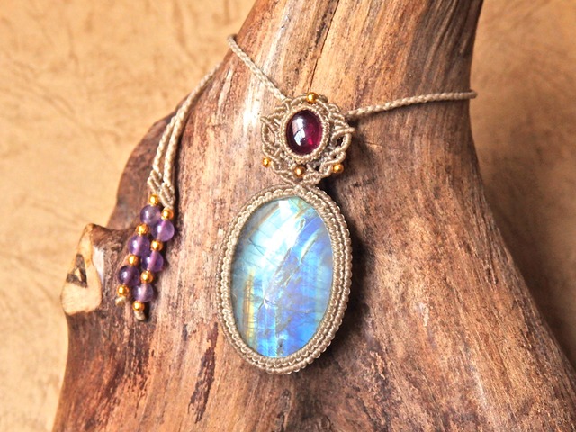 ムーンストーン × ロードライトガーネット マクラメペンダント