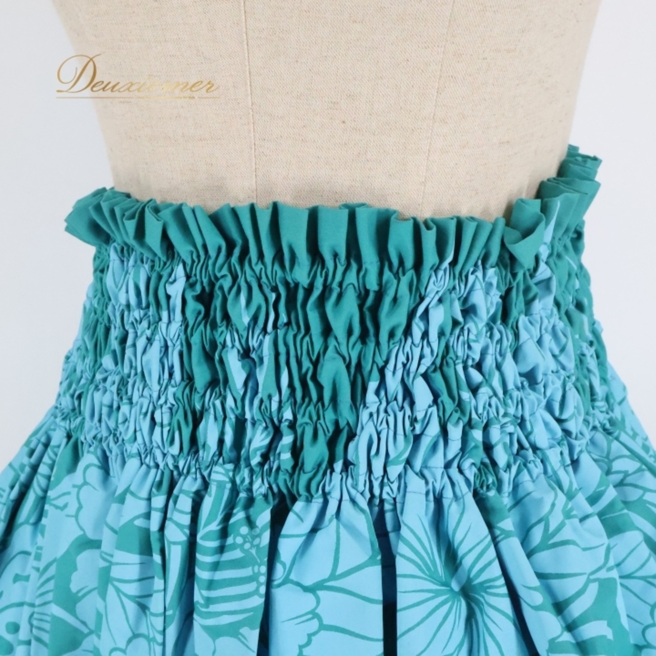 フラダンス 衣装 パウスカート グリーン系 ハイビスカス柄 ハワイアンプリント アロハ ハワイアン レッスン 練習 シングル スカート かわいい さわやか おしゃれ 上品 華やか 鮮やか 花柄 フラワープリント ブルー系 緑 水色 フラ ダンス ハワイ パーティー ドレス フェスティバル かわいいデザイン 軽やか リゾート