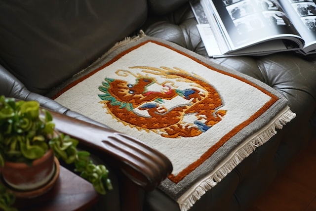 神聖な龍神のメダリオン_手織りチェアパッド 45×45cm ［60knot］- 空間に品格を添える、日常を優しく守る伝統の龍神 -（Dragon）
