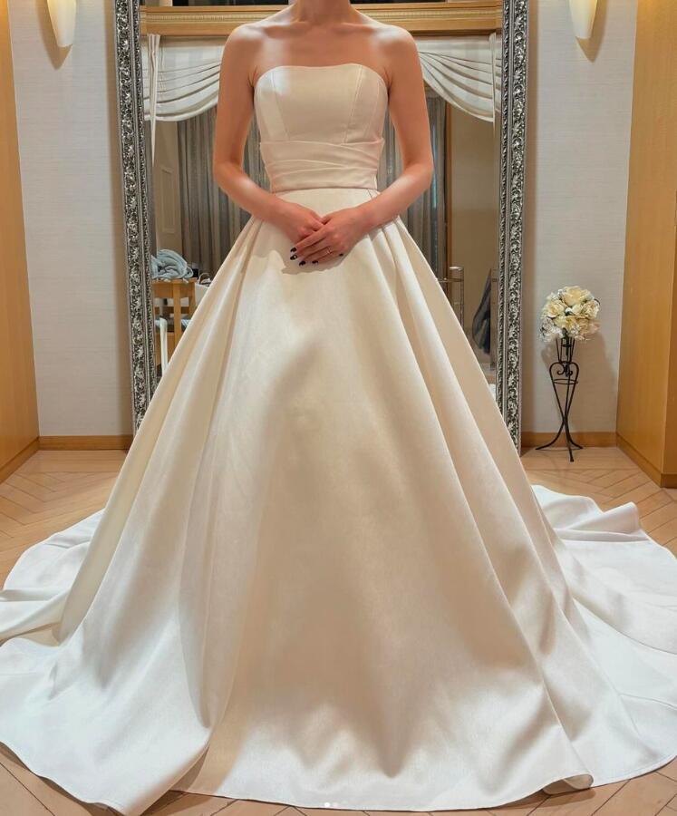 ウェディングドレス ベアトップ ウェーブ くるみボタン 光沢感  