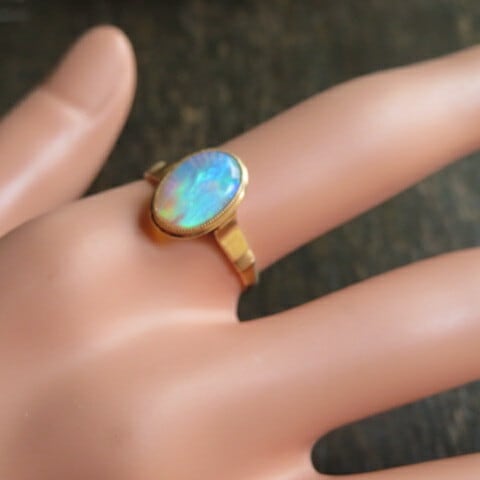 ヴィンテージ K18 光彩オパール覆輪留めリング