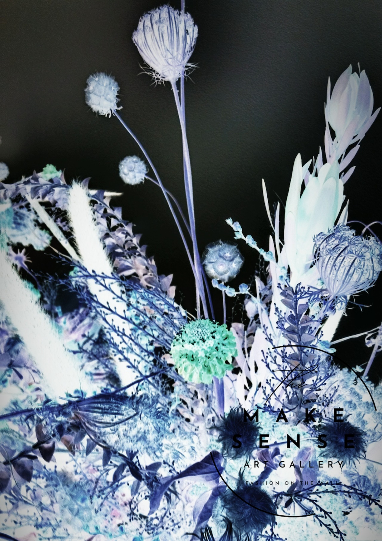 ルミナス・ボタニカル｜闇に浮かぶ幻想的な植物アートポスター｜静寂と光が調和するモダン空間を彩る上質インテリアデザインA4ポスター