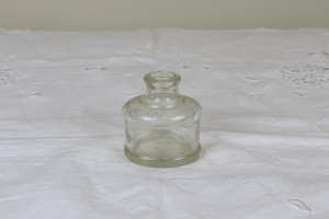 イギリス　インク瓶　ガラス　ボトル　エンボス　アンティーク　一輪挿し　花瓶　い163-9