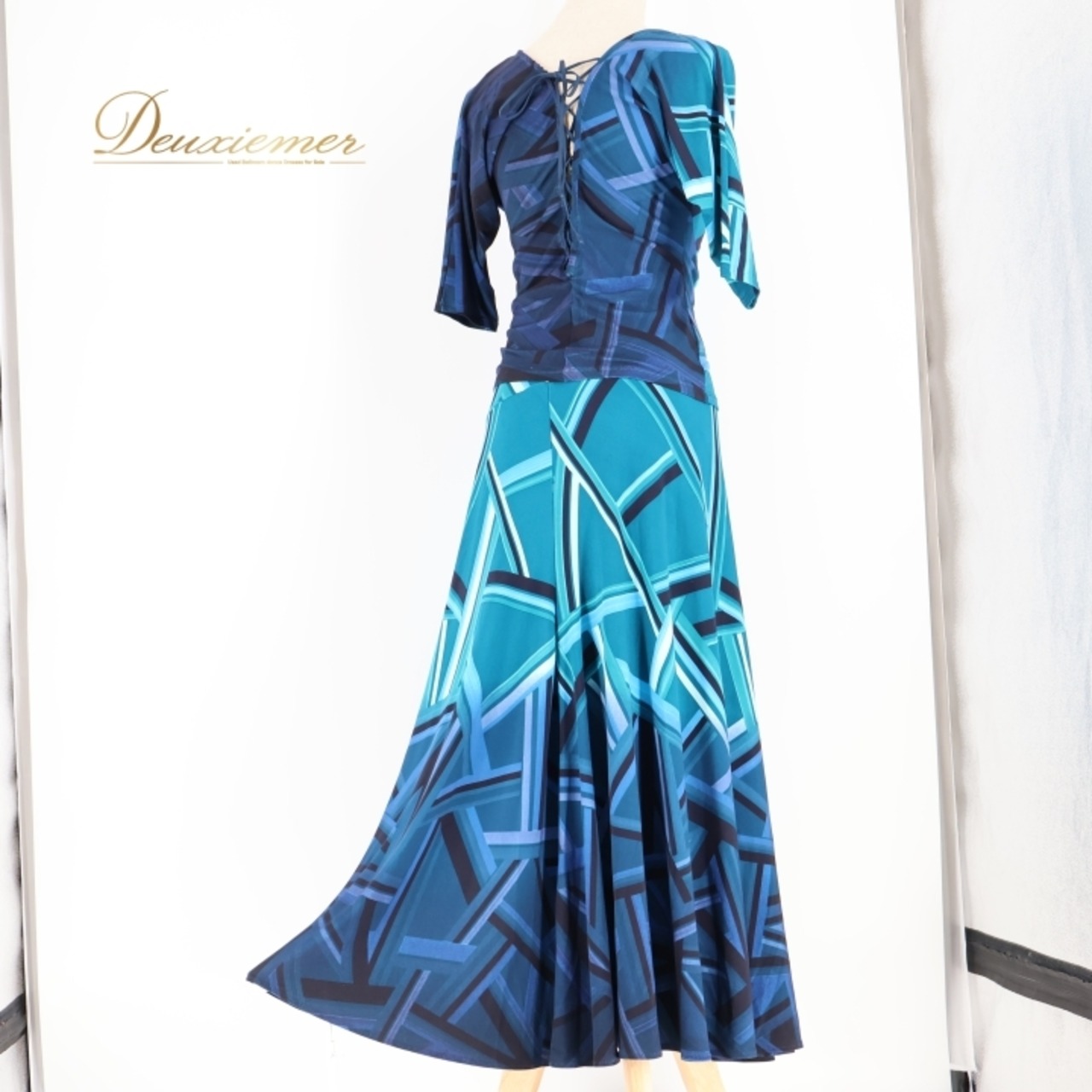 社交ダンス 衣装 チャコット Chacott ツーピース セットアップ 上下セット トップス スカート 青 緑 伸縮 レッスン パーティ 発表会 日本製 グリーン系 ブルー系 ダンスウェア スタイリッシュ 競技用 フォーマル カジュアル 軽量 おしゃれ 美しいデザイン フィット感 伸びる素材 シンプル エレガント 着心地よい レディース 柔らかい素材 落ち着いた色合い 舞台用