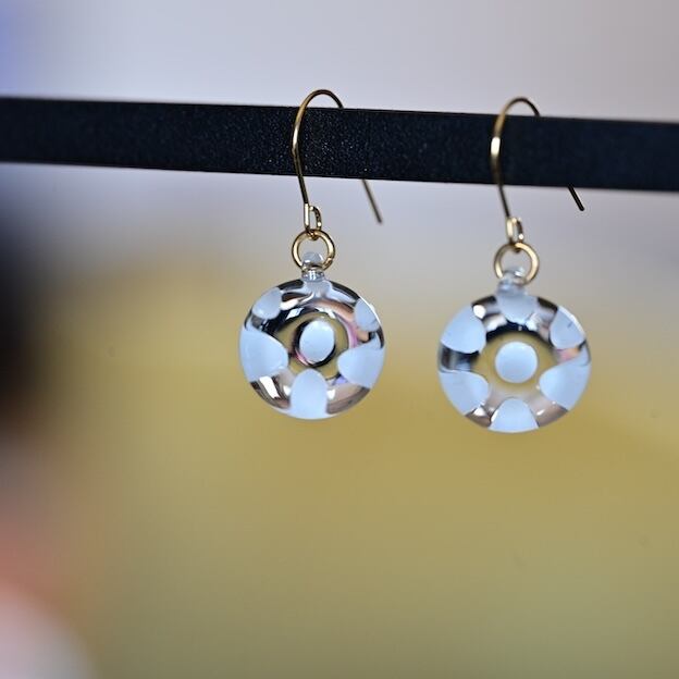 namiumi ガラスのピアス 水玉 / namiumi Glass Earrings – Polka Dot
