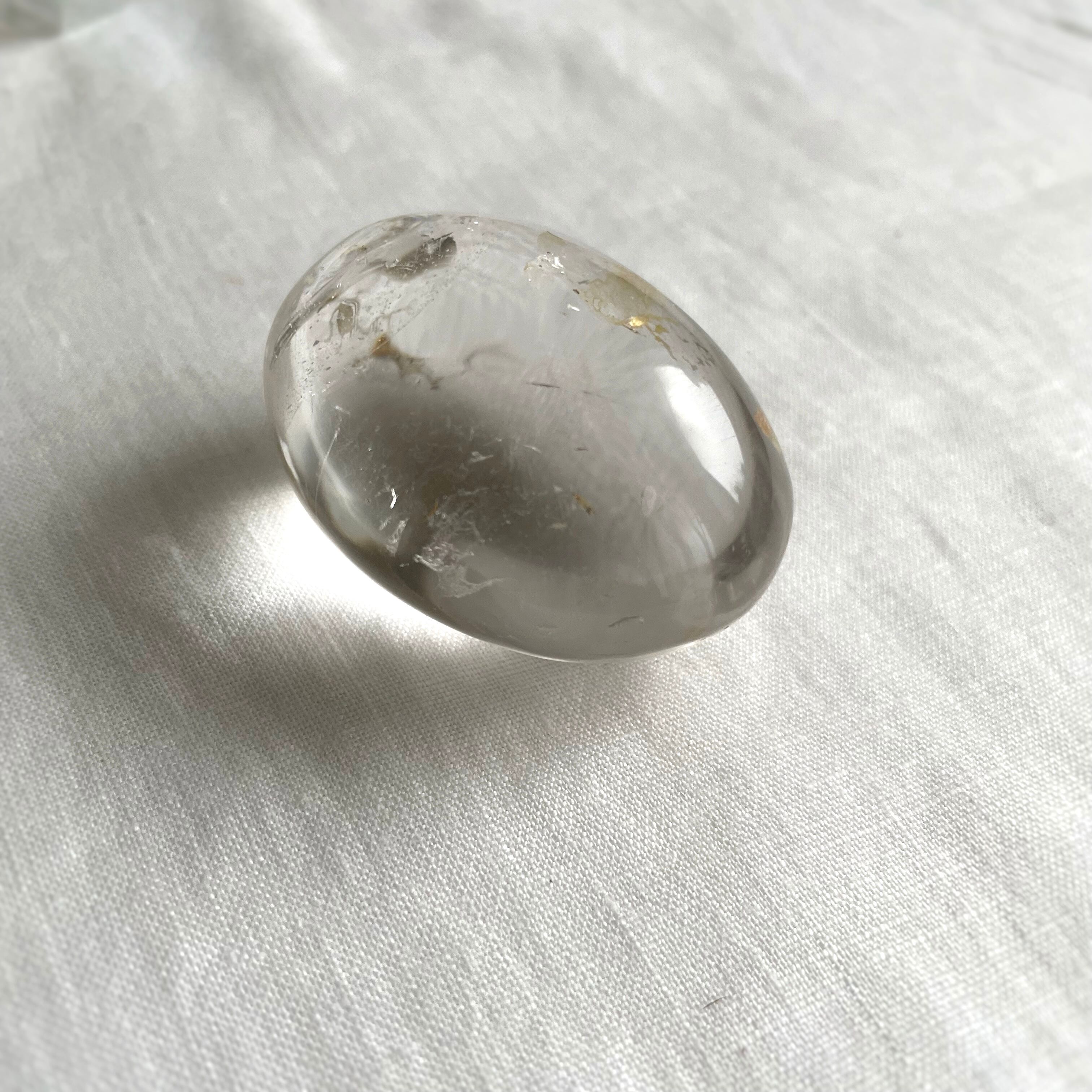 金の月と虹入り／ゴールデンヒーラー入り水晶パームストーン | Moon's
