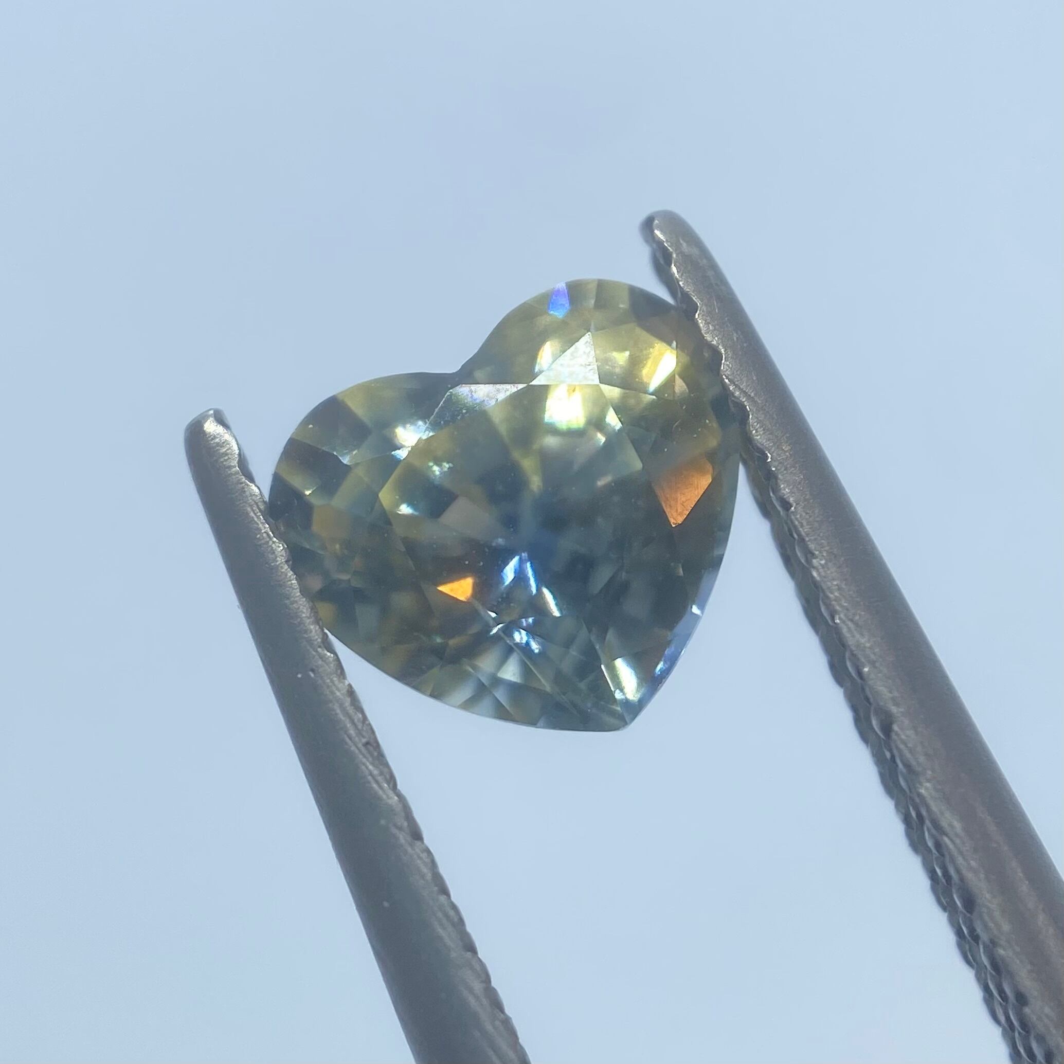 印象派絵画のようなハートシェイプサファイア